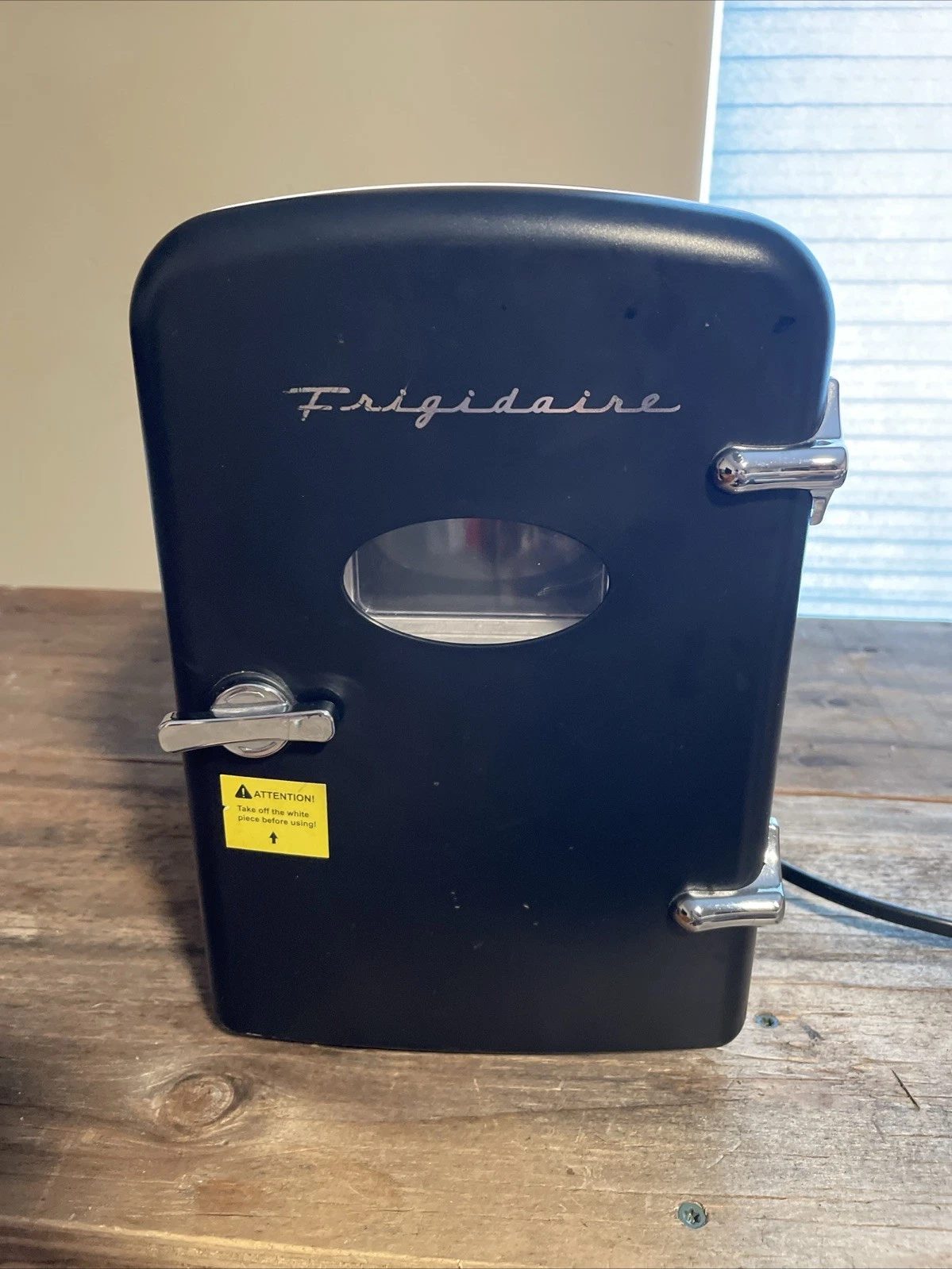 Frigidaire Portable Beverage 6 Can 4L Retro Mini R